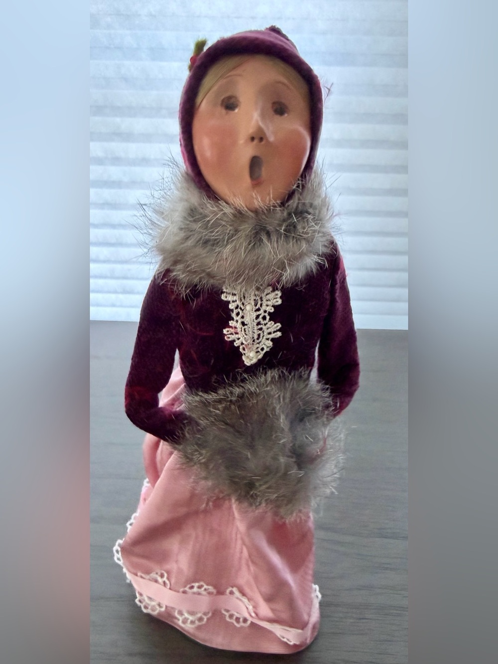 Byers’ Choice 2004 Victorian Woman Caroler Retired Faux Fur Muff
